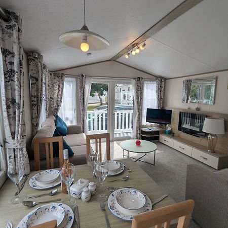 מילפורד און סי Lovely Bright And Airy Caravan On The 5 Star Shorefield Country Park Entertainment Passes Included מראה חיצוני תמונה