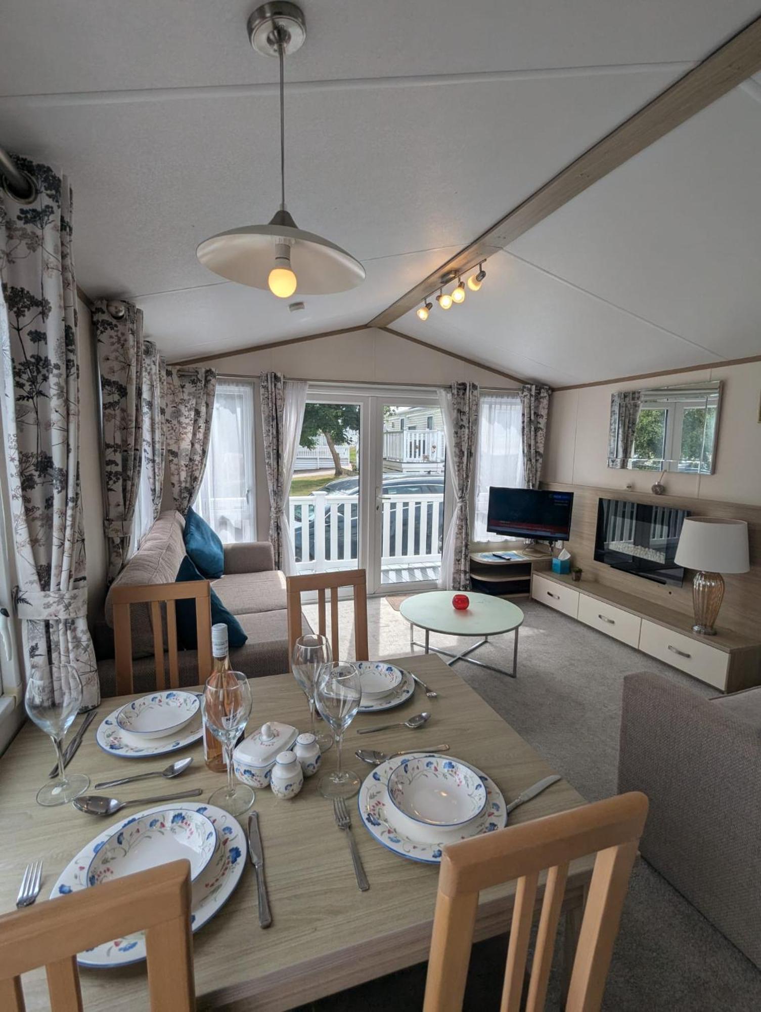 מילפורד און סי Lovely Bright And Airy Caravan On The 5 Star Shorefield Country Park Entertainment Passes Included מראה חיצוני תמונה