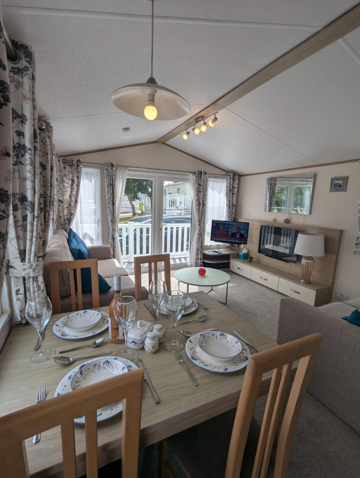מילפורד און סי Lovely Bright And Airy Caravan On The 5 Star Shorefield Country Park Entertainment Passes Included מראה חיצוני תמונה