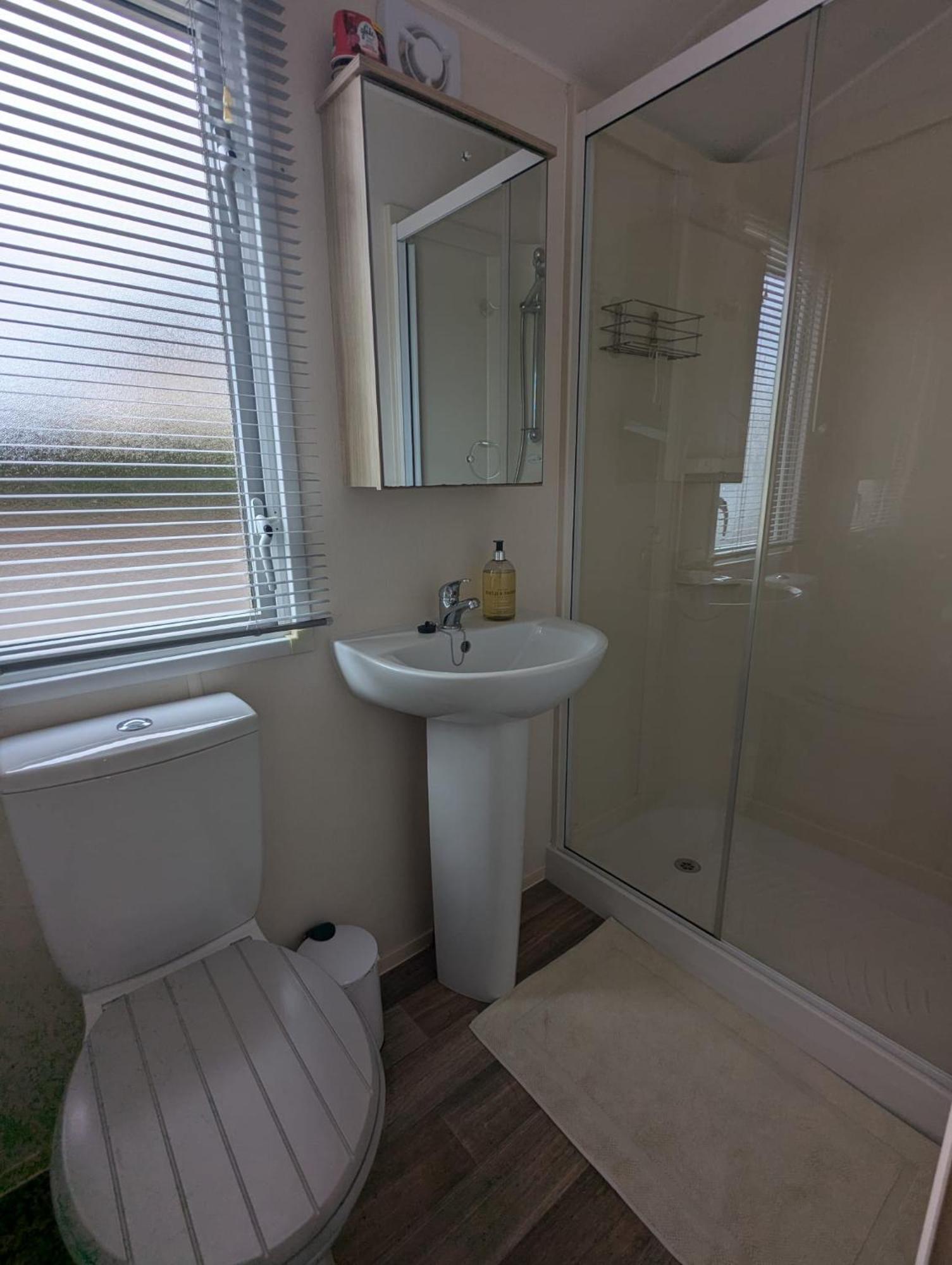 מילפורד און סי Lovely Bright And Airy Caravan On The 5 Star Shorefield Country Park Entertainment Passes Included מראה חיצוני תמונה