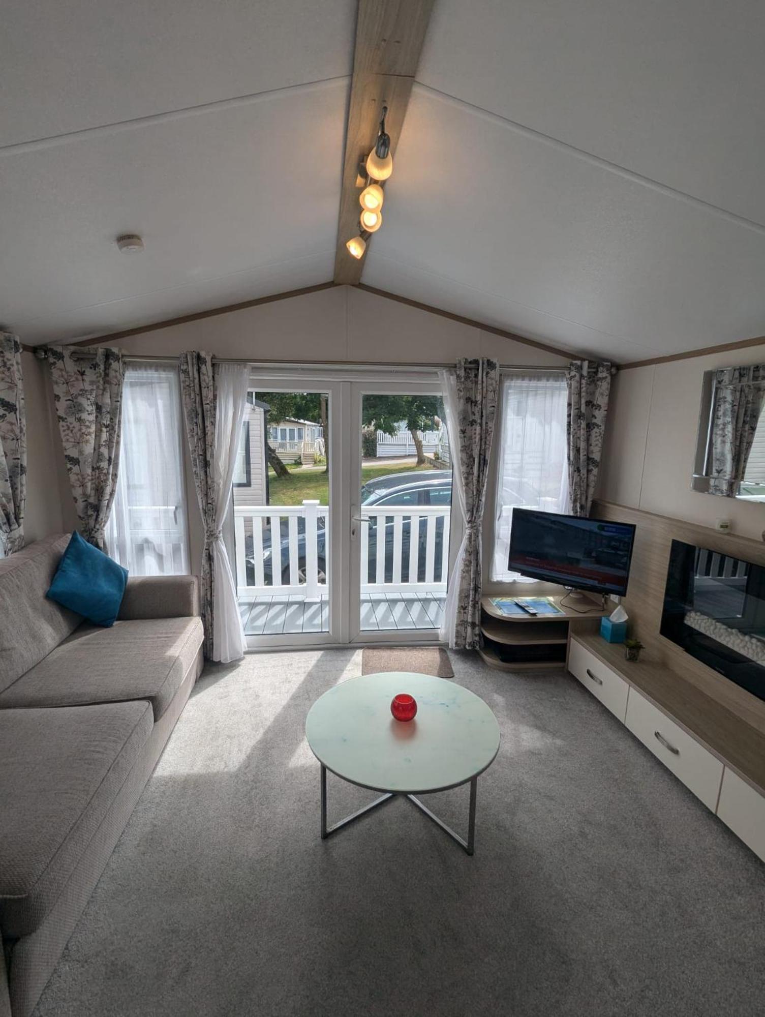 מילפורד און סי Lovely Bright And Airy Caravan On The 5 Star Shorefield Country Park Entertainment Passes Included מראה חיצוני תמונה